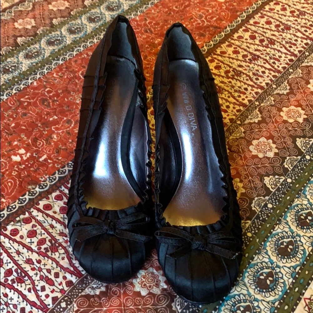 Black cloth pleated heels